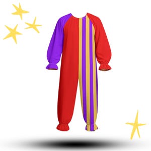 Könnte beinhalten: Ein farbenfroher Clown-Overall mit einem roten und lila Oberteil und roten Ärmeln. Das rechte Bein hat vertikale Streifen in Lila und Gold. Die Ärmel und Knöchel haben Rüschenbündchen. Gelbe Sternillustrationen befinden sich im Hintergrund.