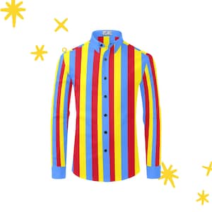 Puede incluir: Camisa de manga larga con rayas verticales rojas, amarillas y azules. La camisa tiene cuello y puños azul claro y botones negros. La etiqueta de la camisa dice "BIG WINGS".