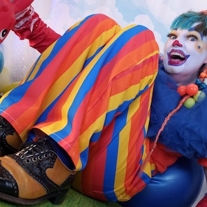 Clownbroek met vrolijke streep, nonbinaire katoenen clowncore wijde pijpen rood blauw geel oranje gestreept kostuum grappige broek