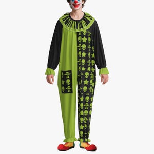 Puede incluir: Un disfraz de payaso que consiste en un mono de manga larga con un diseño dividido. Un lado es de color verde lima sólido con un bolsillo rectangular negro, mientras que el otro es negro con un patrón de alienígenas y estrellas verde lima.