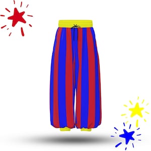 Pode incluir: Calças largas com riscas verticais vermelhas e azuis, uma cintura elástica amarelo-brilhante e um cordão preto. O design é acentuado por três gráficos de estrelas estilizadas em vermelho, amarelo e azul posicionados à volta da peça.