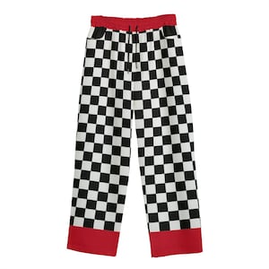Può includere: Pantaloni a scacchi bianchi e neri con fascia in vita e polsini rossi. I pantaloni hanno un cordoncino e tasche. Il motivo è un classico design a scacchiera, perfetto per un look casual.