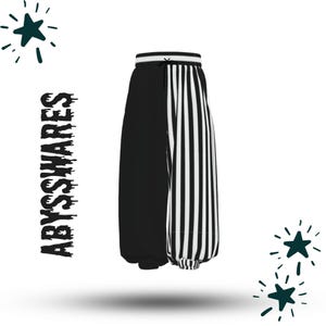Puede incluir: Pantalones de chándal en blanco y negro con un diseño dividido, una pierna izquierda negra sólida y una pierna derecha con rayas verticales. La cintura es a rayas con cordón, y el texto ABYSSWARES está impreso verticalmente en fuente goteante.