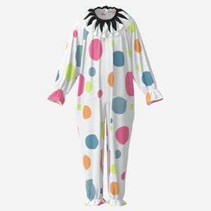 Op de afbeelding: Een witte jumpsuit met lange mouwen en een kleurrijk patroon van verspreide roze, blauwe, oranje en limoengroene stippen. Het kledingstuk heeft een rucheskraag met zwart-witte punten en ruches aan de uiteinden van de mouwen en broekspijpen.