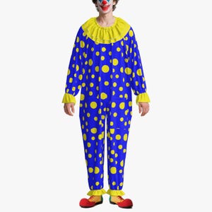 Puede incluir: Un disfraz de payaso que consiste en un mono azul con un patrón de lunares amarillos, mangas largas con puños amarillos con volantes y un gran cuello amarillo con volantes. El conjunto incluye zapatos de payaso rojos y amarillos grandes.