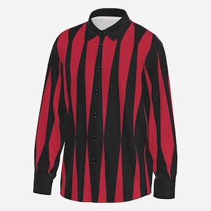 Puede incluir: Una camisa de manga larga con botones que presenta un patrón llamativo y repetitivo de rayas verticales en forma de diamante en negro y rojo. La camisa tiene un cuello negro sólido, botones negros y puños negros en todo el torso.