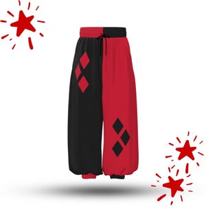 Peut inclure: Pantalon ample au design bicolore avec une jambe noire et une jambe rouge. Le côté noir présente des losanges rouges, tandis que le côté rouge arbore des losanges noirs. La taille est élastique et dotée d'un cordon de serrage noir.