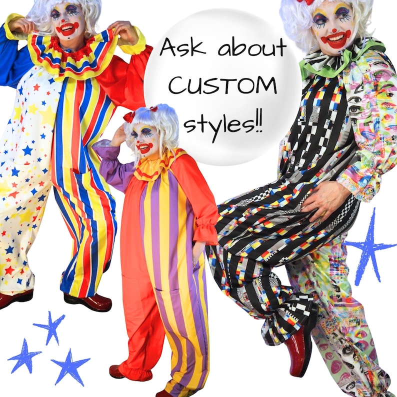 Op de afbeelding: Drie clownskostuums met witte pruiken en schmink. E&eacute;n jumpsuit heeft rode, gele en blauwe strepen met sterren. Een andere is rood, paars en geel gestreept. De derde heeft een zwart-wit geblokt patroon met oogprints. Tekst: Ask about CUSTOM styles!!