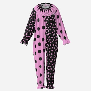 Puede incluir: Un mono de manga larga con un diseño dividido que alterna patrones de lunares rosas y negros. La prenda incluye un cuello con volantes y ribetes en blanco y negro, mangas largas con puños con volantes y aberturas con volantes en los tobillos.