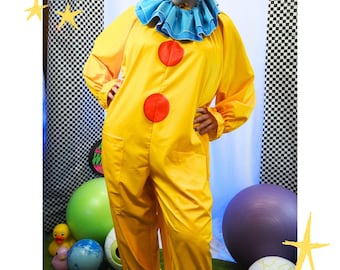 Circusoverall van weleer, geel met blauwe rucheskraag, wijd model, carnavalsclownpak