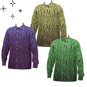 Peut inclure: Trois chemises à manches longues avec un motif zébré. Les chemises sont de couleurs violet, vert-jaune et vert. Chaque chemise a un col et des poignets boutonnés. Le fond est blanc.