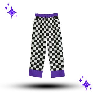 Può includere: Pantaloni a scacchi bianchi e neri con fascia in vita e polsini viola. I pantaloni hanno un cordoncino e una vestibilità ampia. Il motivo a scacchi è un design classico, adatto all'abbigliamento casual.