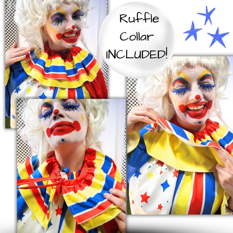Op de afbeelding: Een clownskostuum met een witte pruik en een veelkleurige ruchekraag met rode, gele en blauwe strepen. Het kledingstuk heeft een witte basis met rode, gele en blauwe sterpatronen. De tekst op de afbeelding luidt: Ruffle Collar INCLUDED!