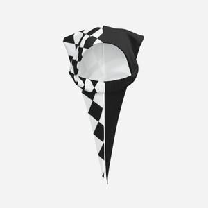 Peut inclure: Une capuche pointue présentant un design divisé avec un motif à damier noir et blanc d'un côté et un tissu noir uni de l'autre. Le vêtement possède une ouverture circulaire pour le visage et se termine par une longue pointe étroite en bas.