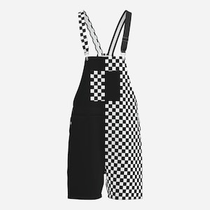 Könnte beinhalten: Latzhose mit geteiltem Design, bestehend aus einer einfarbig schwarzen Hälfte und einer schwarz-weiß karierten Hälfte. Das Kleidungsstück verfügt über eine Brusttasche, verstellbare Träger mit Metallbeschlägen und eine klassische Latzfront.