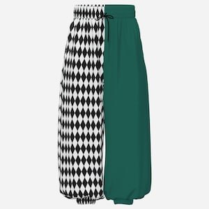Puede incluir: Pantalones de chándal con diseño dividido, con un patrón de rombos en blanco y negro en el lado izquierdo y un color verde oscuro sólido en el lado derecho. La prenda incluye una cintura elástica con cordón negro y puños elásticos en las piernas.