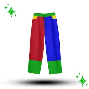 Può includere: Pantaloni larghi e colorati con un audace design a blocchi di colore. I pantaloni presentano una gamba sinistra rossa e una gamba destra blu, con polsini verdi e una cintura verde. Accenti gialli sono sulle tasche. Un cordino nero è visibile.