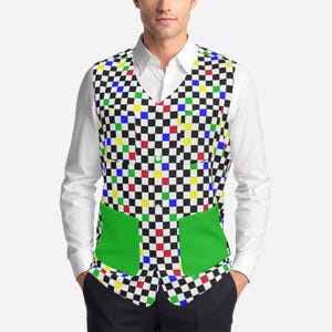 Könnte beinhalten: Eine gemusterte Weste mit einem schwarz-weißen Karomuster, akzentuiert mit roten, blauen, gelben und grünen Quadraten. Die Weste hat zwei grüne Taschen und wird über einem weißen Hemd mit Kragen getragen.
