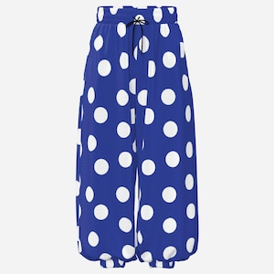 Puede incluir: Pantalones de descanso en color azul real con un patrón repetitivo de grandes lunares blancos. Los pantalones cuentan con una cintura elástica con cordón negro y puños elásticos en los tobillos, creando una silueta holgada y relajada.