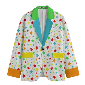 Può includere: Blazer bianco con fantasia di stelle colorate. Presenta colletto verde, revers blu, dettagli tasche gialli e polsini arancioni. Il testo "ABYSS WARES" è visibile sul colletto.