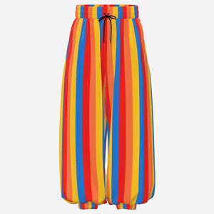 Puede incluir: Pantalones holgados con un vibrante patrón de rayas verticales en tonos rojo, naranja, amarillo y azul. La prenda incluye una cintura elástica con un cordón negro centrado en la parte delantera para un ajuste regulable.