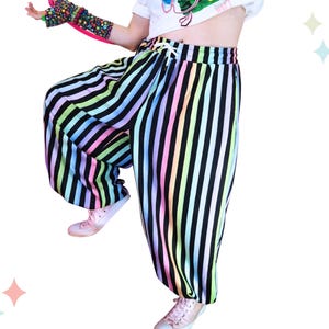 Softie Streifen Regenbogen Clown Hosen, Nonbinary Clowncore PJs Baggy Decora Kei Zirkus Gestreifte Jester Waffe Stricken Ballon Pantaloon Jogginghose