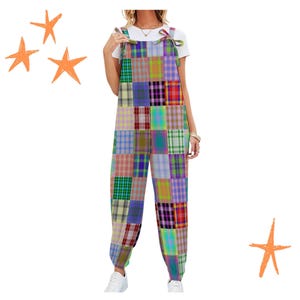 Puede incluir: Un mono patchwork colorido con tirantes anudados. El mono presenta una variedad de patrones de cuadros en tonos de azul, rojo, verde y amarillo. El atuendo se combina con una camiseta blanca y zapatillas blancas.