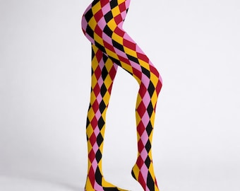 Medias Rowan Fool Court Jester, medias Renfaire Diamond Harlequin con pie en rojo, rosa, amarillo, negro y dorado.