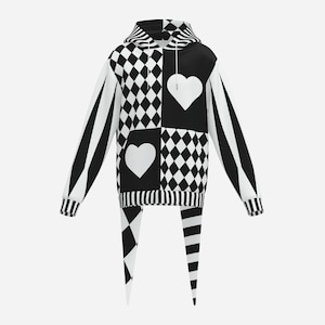 Puede incluir: Una sudadera con capucha en blanco y negro que presenta un diseño de patchwork con patrones de cuadros, paneles negros sólidos con formas de corazón blancas y rayas verticales en las mangas. Incluye capucha con cordones y dos largas puntas.
