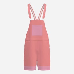Puede incluir: Peto corto de color coral con un bolsillo cuadrado rosa liso en el pecho, tirantes ajustables con borde blanco y una banda horizontal de color rosa más claro en la parte inferior de cada pierna. La prenda tiene un diseño sencillo y limpio.