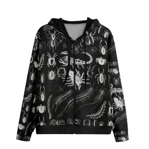 Op de afbeelding: Zwarte hoodie met rits en een witte print van verschillende insecten en spinachtigen, waaronder schorpioenen, spinnen, kevers en duizendpoten.