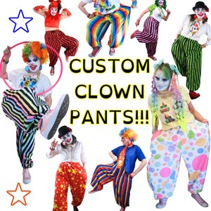 Puede incluir: Un collage de pantalones de payaso personalizados con varios patrones, incluyendo rayas verticales en rojo y negro, colores arcoíris, verde y negro, y lunares multicolores. El texto CUSTOM CLOWN PANTS!!! está centrado en la imagen.