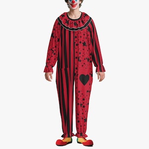 Puede incluir: Un disfraz de payaso que consiste en un mono de manga larga con un patrón de rayas verticales rojas y negras en un lado y un fondo rojo con estrellas negras en el otro. Incluye un cuello con volantes, un parche de corazón y zapatos.