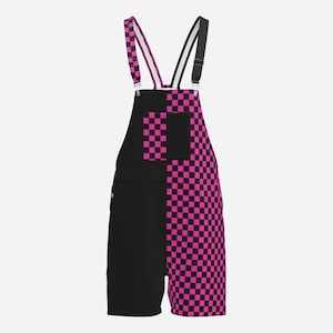Könnte beinhalten: Latzhose mit geteiltem Design, bestehend aus einer einfarbig schwarzen Hälfte und einem leuchtend pink-schwarzen Karomuster auf der anderen Seite. Das Kleidungsstück verfügt über verstellbare Schulterträger mit Metallschnallen und eine Brusttasche.