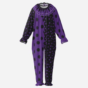Peut inclure: Une combinaison à manches longues présentant un design divisé avec du tissu violet à pois noirs d'un côté et du tissu noir à pois violets de l'autre. Le vêtement comprend un col à volants avec une bordure blanche et des poignets à volants.