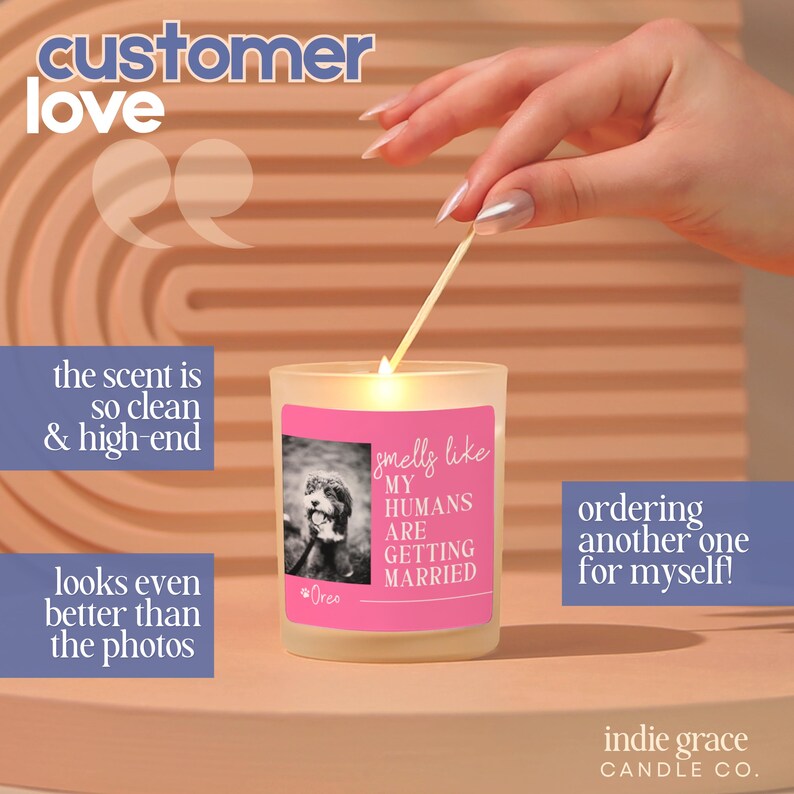 Op de afbeelding: Een brandende kaars in een glazen pot met een roze label met de tekst "smells like my humans are getting married". Het label bevat een zwart-wit foto van een hond. De tekst "customer love" staat bovenaan.