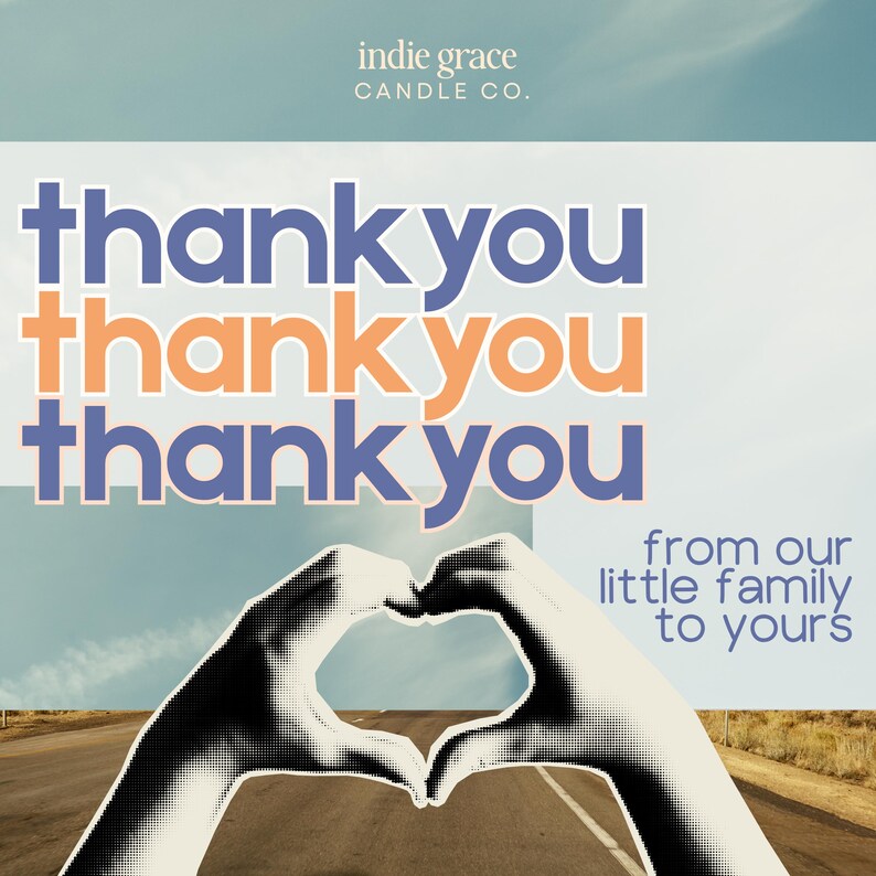K&ouml;nnte beinhalten: Grafik mit dem Text "thank you" dreimal in Blau und Orange wiederholt. Das Bild enth&auml;lt eine Herzform, die von H&auml;nden gebildet wird, und den Text "from our little family to yours."