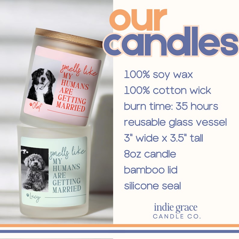 Op de afbeelding: Twee glazen kaarsen met bamboe deksels. E&eacute;n kaars heeft een roze label met een foto van een hond en de tekst "smells like MY HUMANS ARE GETTING MARRIED". De andere kaars heeft een groen label met een foto van een hond en dezelfde tekst.