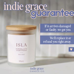Pu&ograve; includere: Una candela in un barattolo di vetro smerigliato con coperchio in legno. L'etichetta recita "ISLA smells like you're a maid of honor 08.14.2027." Il testo "indie grace guarantee" &egrave; in alto. Il marchio "indie grace CANDLE CO." &egrave; in basso.