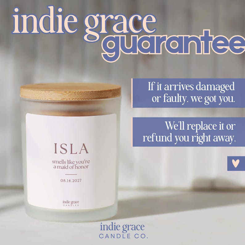 Pu&ograve; includere: Una candela in un barattolo di vetro smerigliato con coperchio in legno. L'etichetta recita "ISLA smells like you're a maid of honor 08.14.2027." Il testo "indie grace guarantee" &egrave; in alto. Il marchio "indie grace CANDLE CO." &egrave; in basso.
