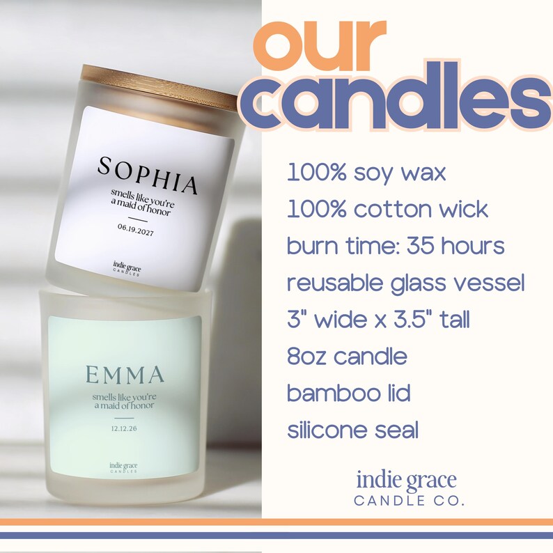 Pu&ograve; includere: Due candele di vetro con coperchi in bamb&ugrave;. La candela superiore &egrave; etichettata "SOPHIA" con il testo "smells like you're a maid of honor" e la data "06.19.2027". La candela inferiore &egrave; etichettata "EMMA" con il testo "smells like you're a maid of honor" e la data "12.12.26". Le candele sono larghe 7.6 cm e alte 8.9 cm.