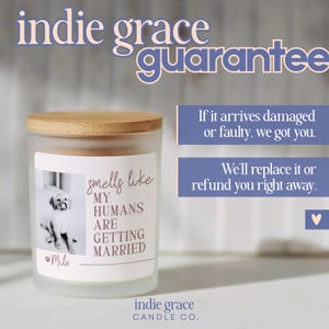 Op de afbeelding: Een glazen kaars met een houten deksel. Het etiket toont een foto van een hond en de tekst "smells like MY HUMANS ARE GETTING MARRIED". De kaars is van Indie Grace Candle Co. en bevat de tekst "indie grace guarantee."