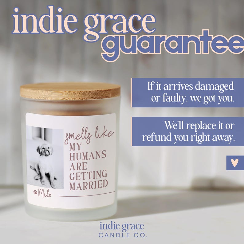 Op de afbeelding: Een glazen kaars met een houten deksel. Het etiket toont een foto van een hond en de tekst "smells like MY HUMANS ARE GETTING MARRIED". De kaars is van Indie Grace Candle Co. en bevat de tekst "indie grace guarantee."