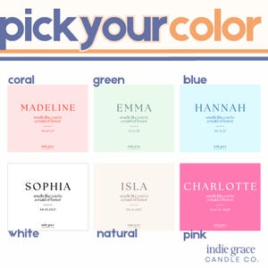Pu&ograve; includere: Immagine di sei candele quadrate in vari colori: corallo, verde, blu, bianco, naturale e rosa. Ogni candela ha un nome e il testo "profuma come se fossi una damigella d'onore" con una data. Il testo "Scegli il tuo colore" &egrave; in alto.