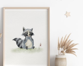 Könnte beinhalten: Eine Aquarell-Illustration eines Waschbären mit einem überraschten Ausdruck, der auf seinen Hinterbeinen sitzt und seine Pfoten vor sein Gesicht hält. Der Waschbär ist von grünem Gras und einer einzelnen rosa Blume umgeben.