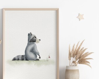 Könnte beinhalten: Eine Aquarell-Illustration eines Waschbären, der auf einem Grasfleck sitzt und nach rechts schaut. Der Waschbär ist grau mit einer schwarzen Maske und einem Schwanz. Eine kleine rote Blume befindet sich im Hintergrund.