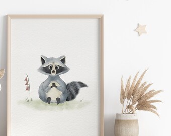 Könnte beinhalten: Gerahmter Aquarelldruck eines Waschbären, der auf Gras sitzt. Der Waschbär ist grau und weiß mit einer schwarzen Maske und einem buschigen Schwanz. Der Druck befindet sich in einem hellen Holzrahmen, ideal für Kinderzimmer.
