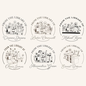 Könnte beinhalten: Sechs runde Bibliotheksstempel-Designs. Jeder Stempel zeigt einen Stapel Bücher, Blumen und den Satz „From the Library of“ mit einem anderen Namen darunter. Die Designs sind in Schwarz und Weiß gehalten.