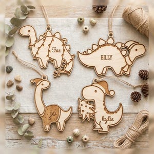 Leuke dinosaurus kerstornament SVG, lasergesneden bestanden voor Glowforge Cricut, baby Dino Kids gepersonaliseerde naam