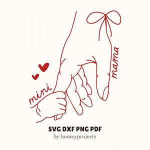 Può includere: Illustrazione a tratto rosso di una mano di un genitore che tiene la mano di un bambino. La parola "mini" è accanto alla mano del bambino e la parola "mama" è sulla mano del genitore. Sono inclusi anche due piccoli cuori rossi.